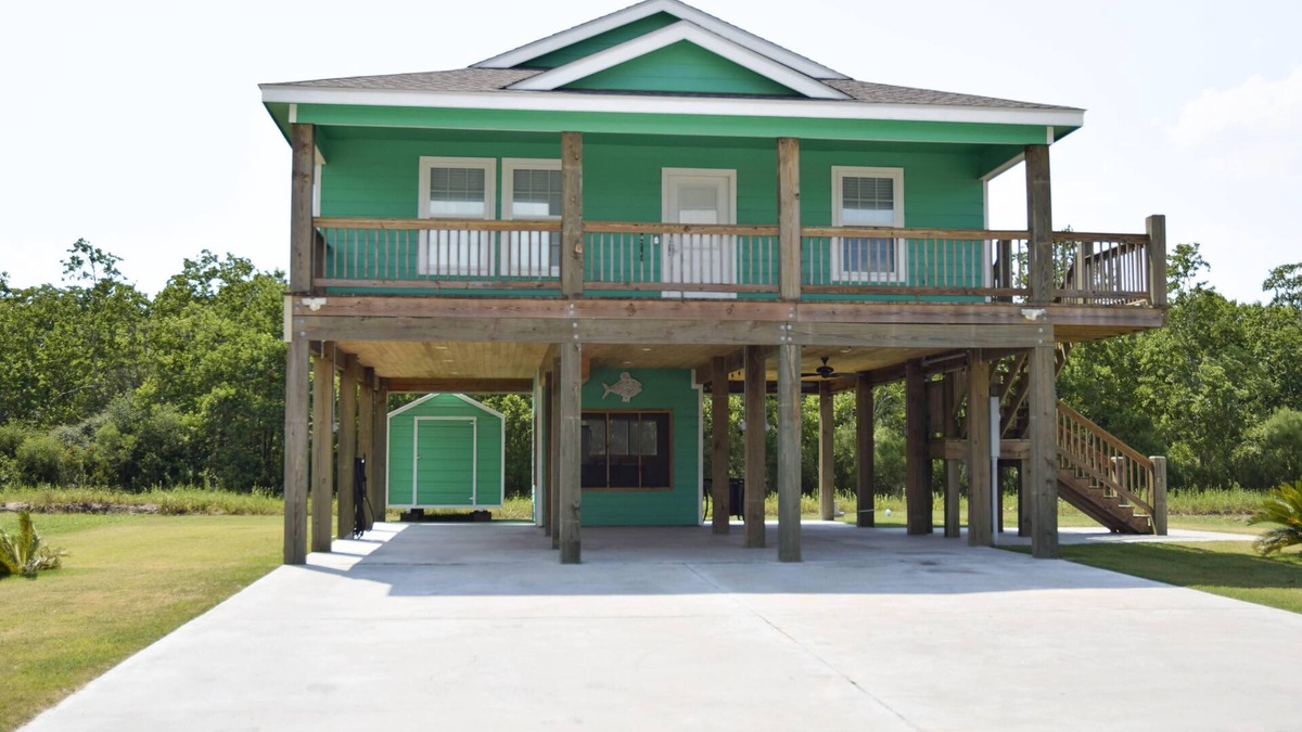 Hackberry House | Beautiful Canalfront in Hackberry. Minutes to Beach, Calcasieu Lake & Casinos!