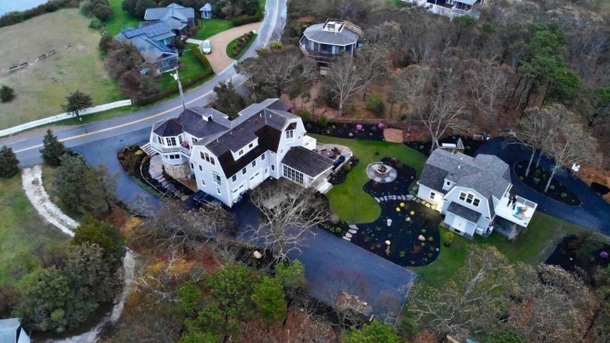 East Chop Cottage | Beautiful Carriage House on the Chop