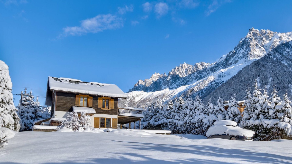 Les Bossons Ski Chalet | Beautiful Chalet & Amazing views: 5 Bed, 6 bath, Sauna, Hot Tub, Parking, Garden