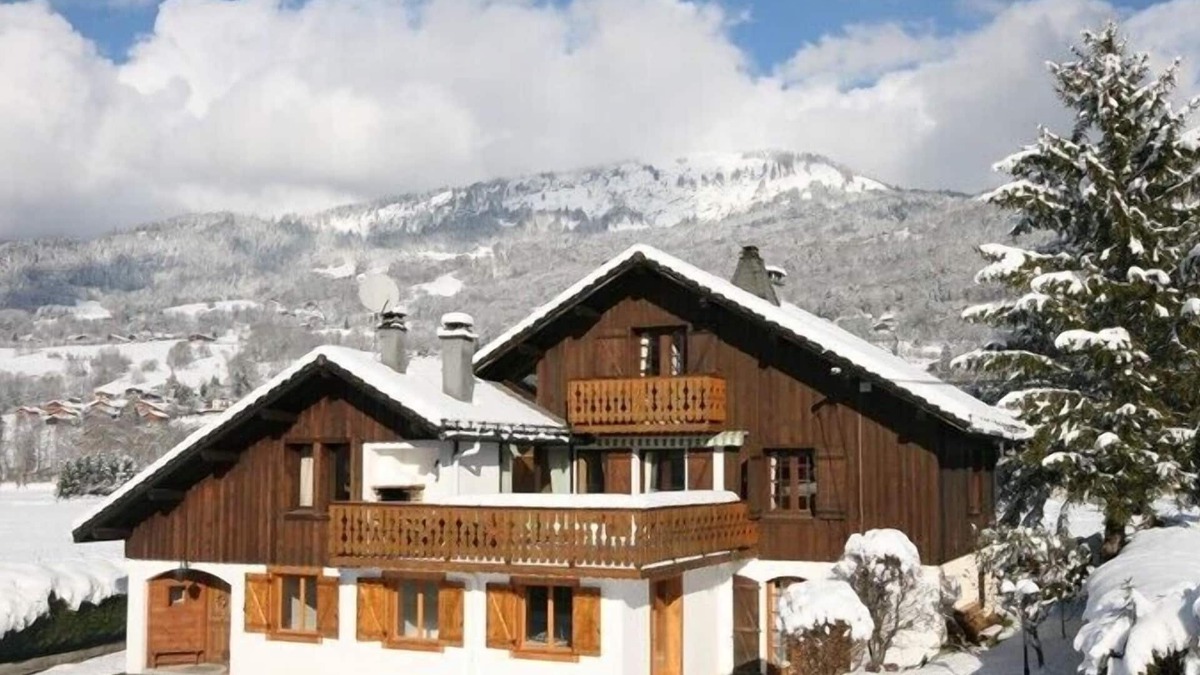 Samoens Ski Chalet | Beautiful chalet, hot-tub, games room, less than a 5 minute walk to ski lift