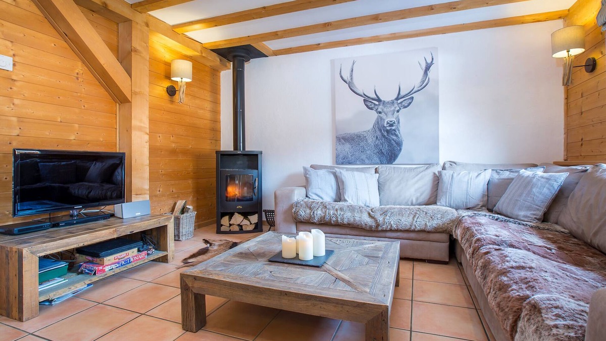 Morzine Ski Chalet | Beautiful chalet with hot tub, central Morzine, fantastic ski-in location.