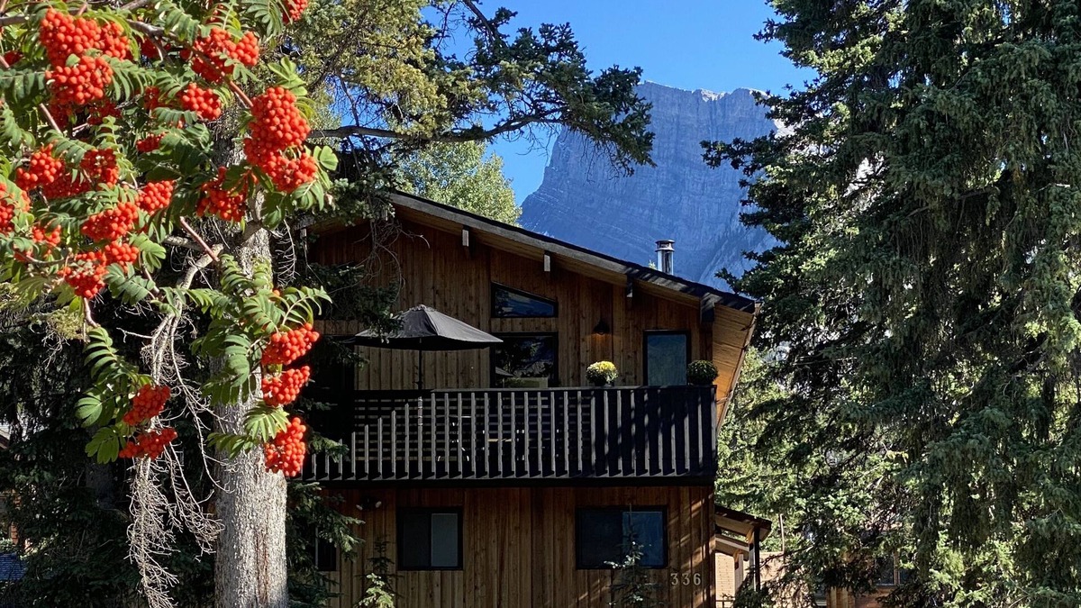 Banff House | Beautiful Chalet with Unbeatable Location in Banff