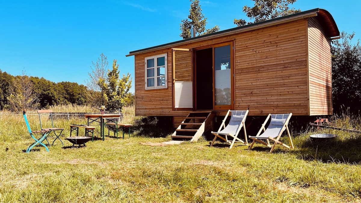 Oetzen Cabin | Beautiful circus wagon on the sheep pasture
