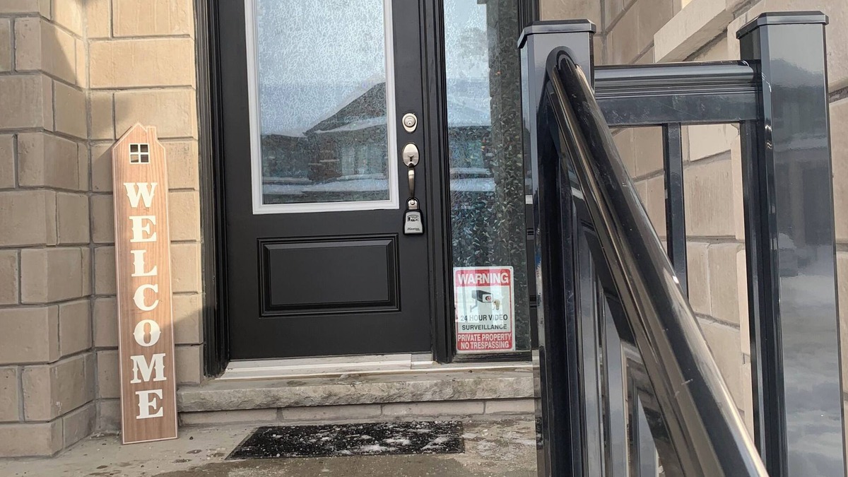 Lindsay House | BEAUTIFUL & CLEAN LINDSAY TOWNHOME (MINS TO SHOPS)