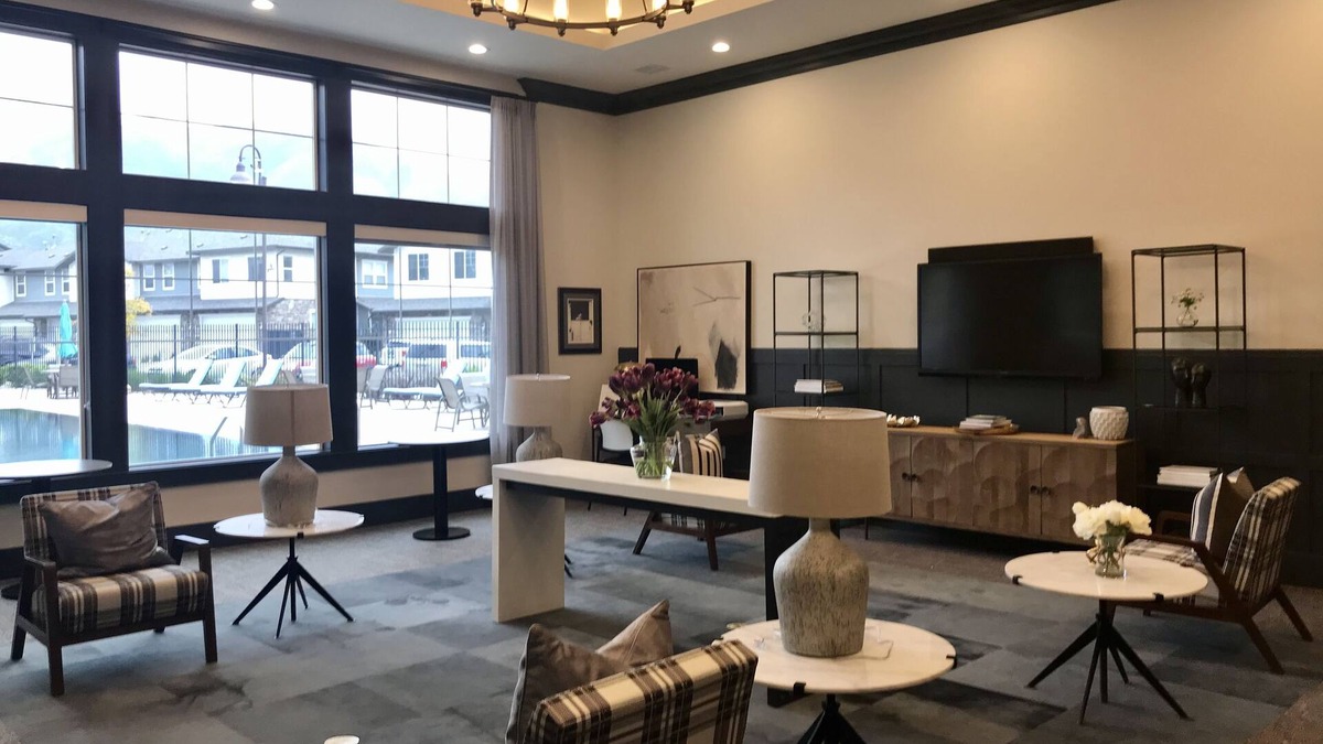 Draper Apartment | BEAUTIFUL CLEAN TOP FLOOR GETAWAY W/VIEWS!