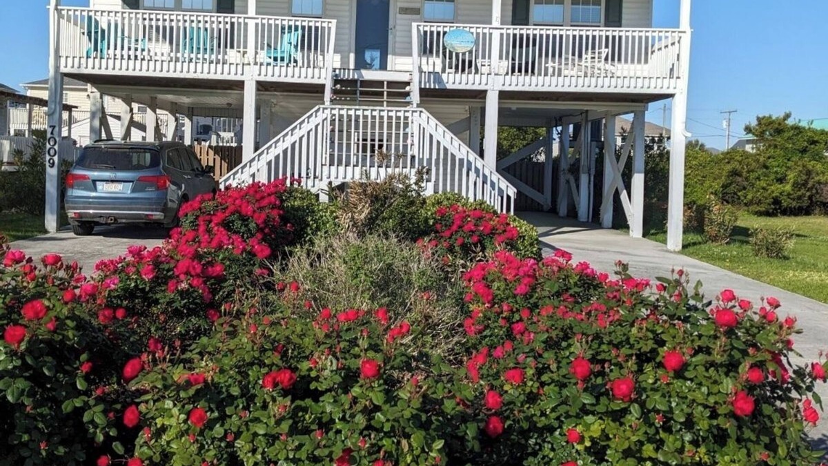 Surf City House | Beautiful, clean "Topsail" Author Home, 1½ Blocks to Beach, Fenced Yard for Pets