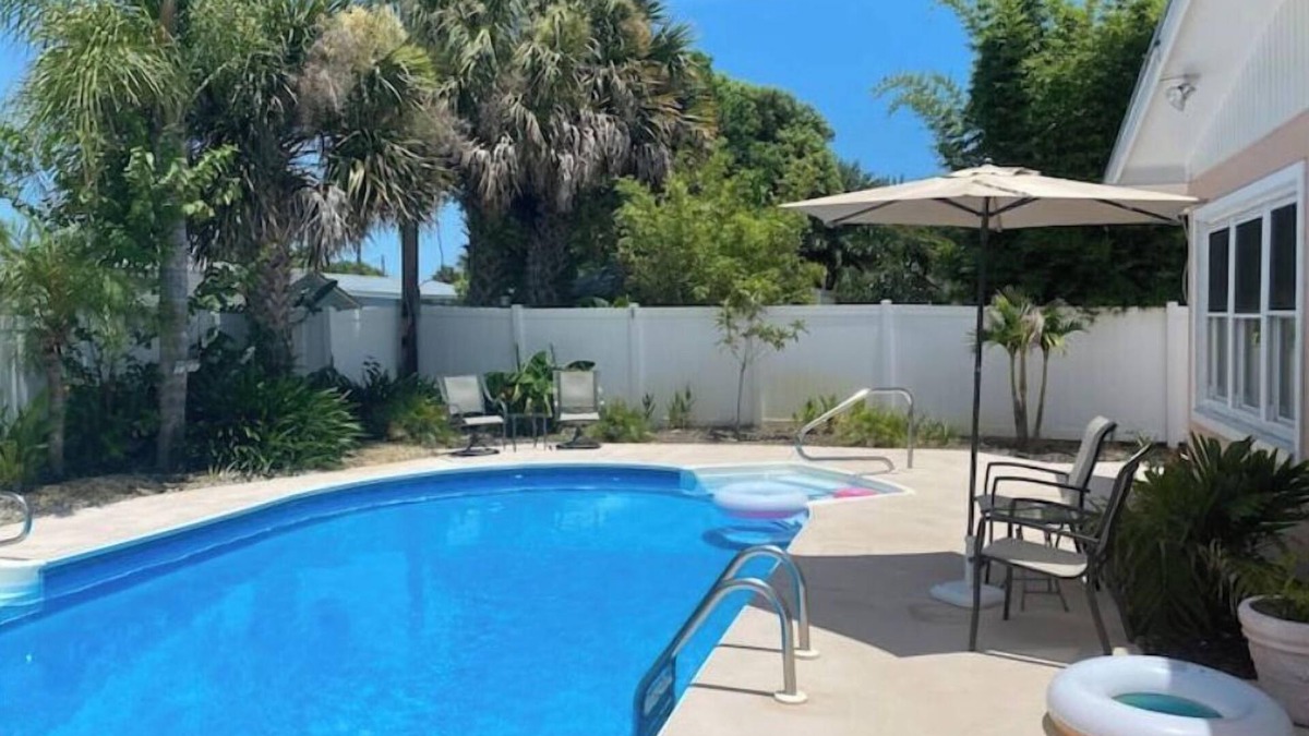 Neptune Beach House | Beautiful Coastal Beach Home - 2 min walk to Beach- 4 bedroom 3 bath 2 masters!n