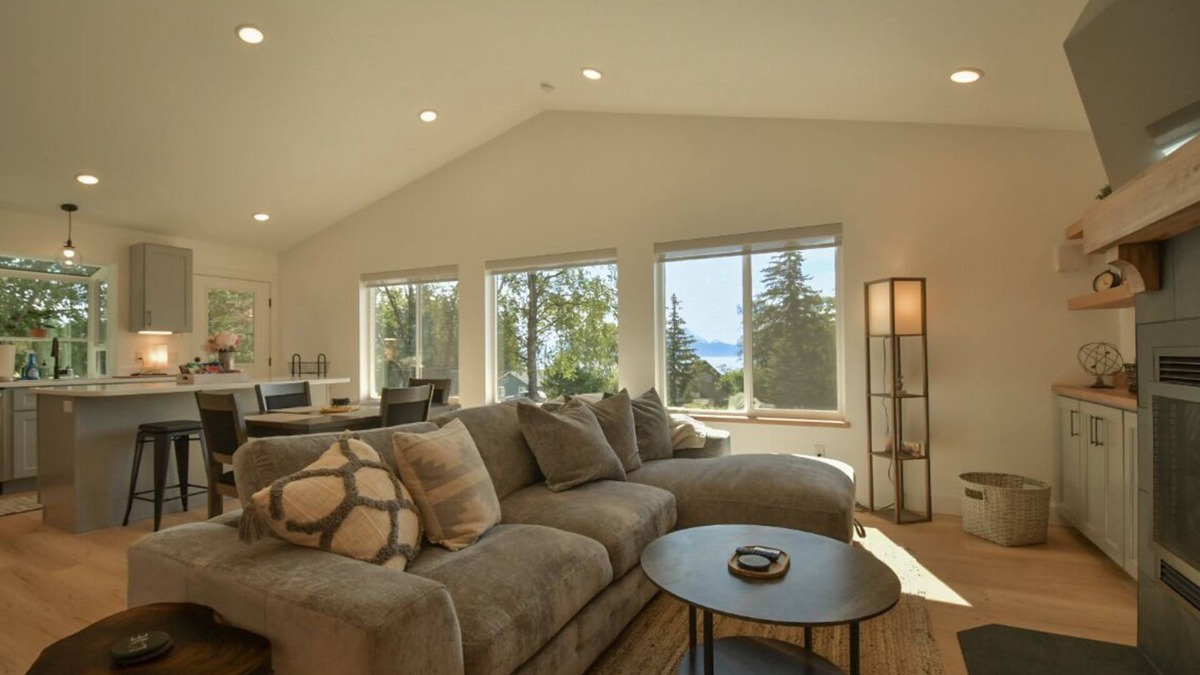 Homer House | Beautiful, comfortable, clean, scenic, bay and mountain view home.