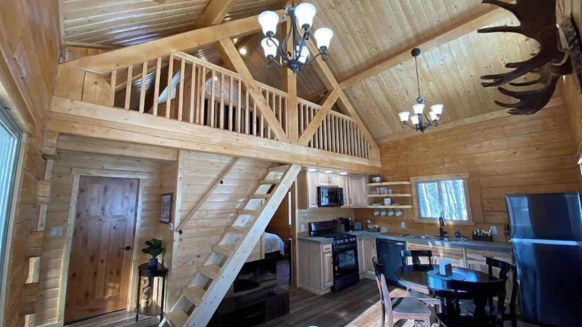 Wasilla Cabin | Beautiful Comfy Alaskan Log Home 2