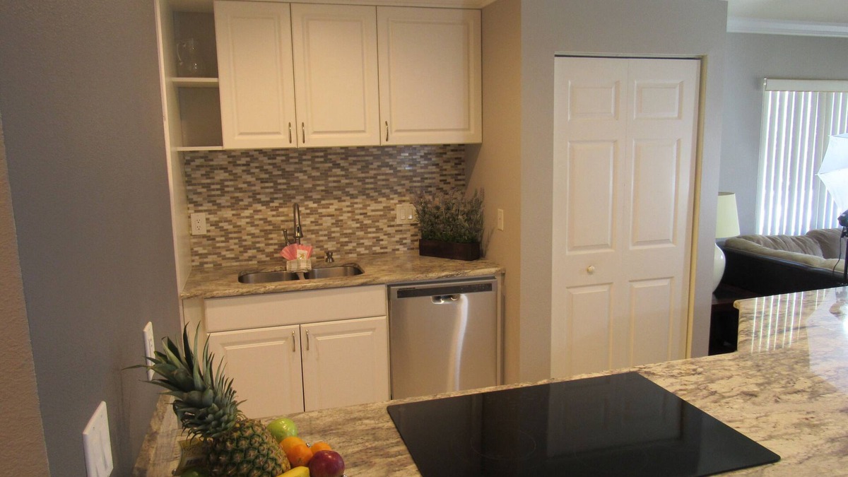 Trailer Estates Condo | Beautiful Condo! Heated Pools~Free WiFi. By IMG Academy~Beaches~AMI~Restaurants.