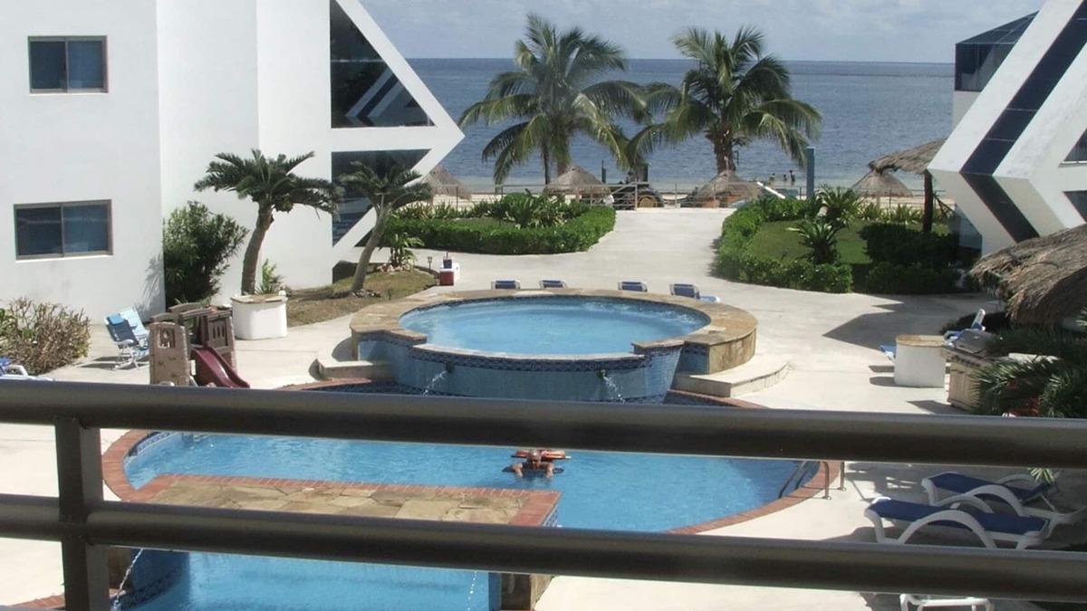 Puerto Morelos Condo | Beautiful condo on the beach with pool