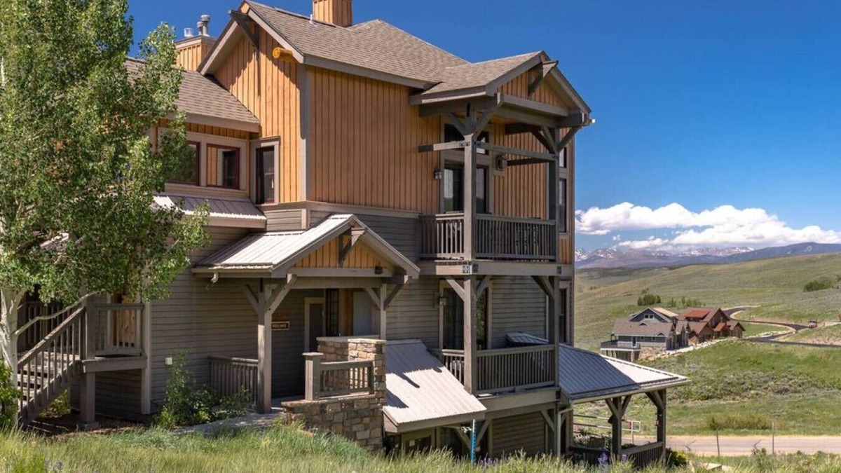 Granby Apartment | Beautiful Condo with Mountain views