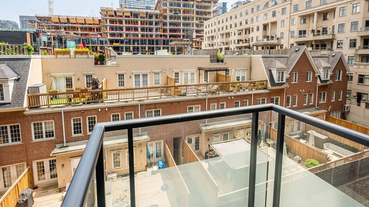 Wellington Place Apartment | Beautiful Condos In the Heart of Downtown by GLOBALSTAY