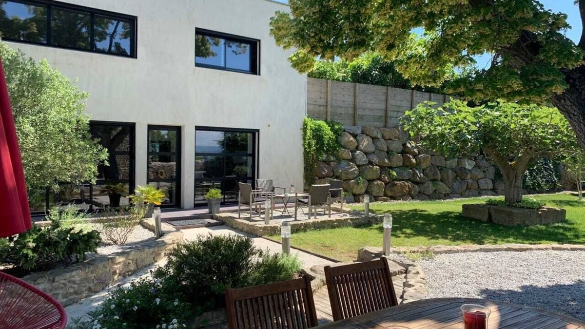 Villalbe House | BEAUTIFUL CONTEMPORARY HOUSE WITH SWIMMING POOL IN A QUIET LOCATION