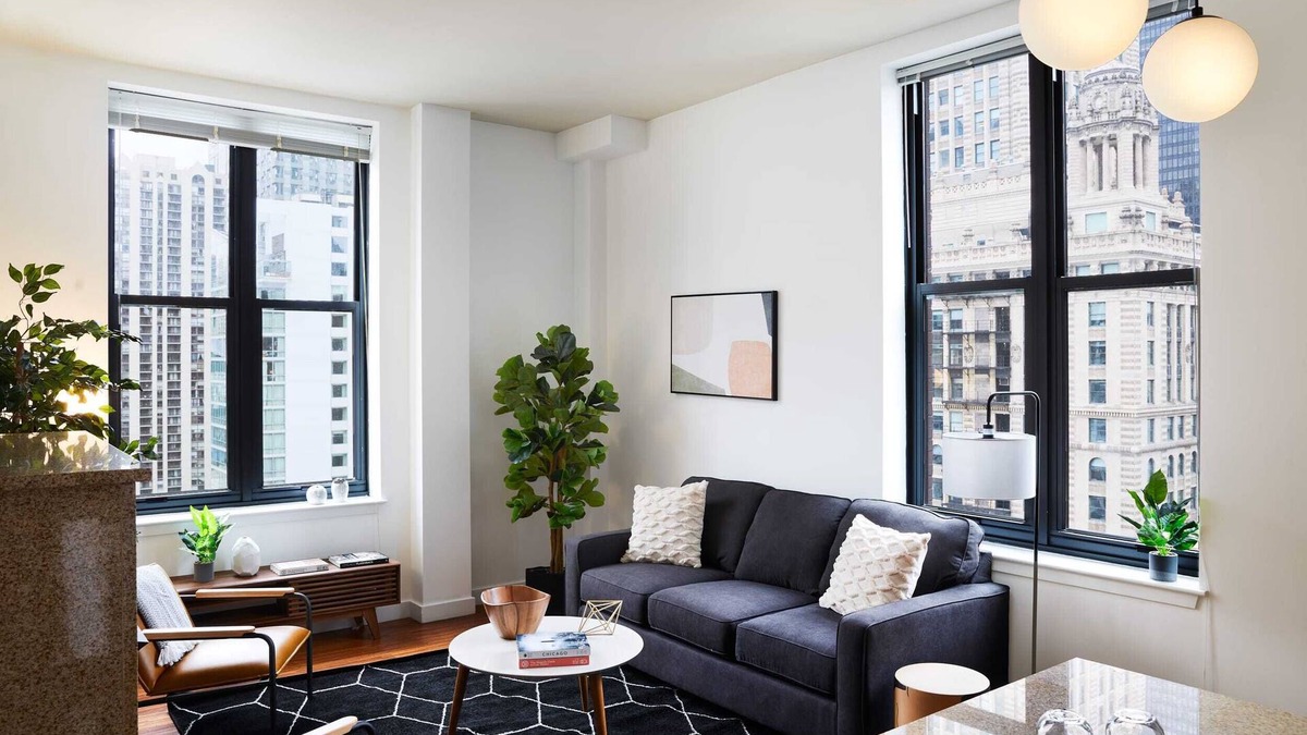 Downtown Chicago Apartment | Beautiful Corner 2 Bedroom in the Loop | Roof Deck