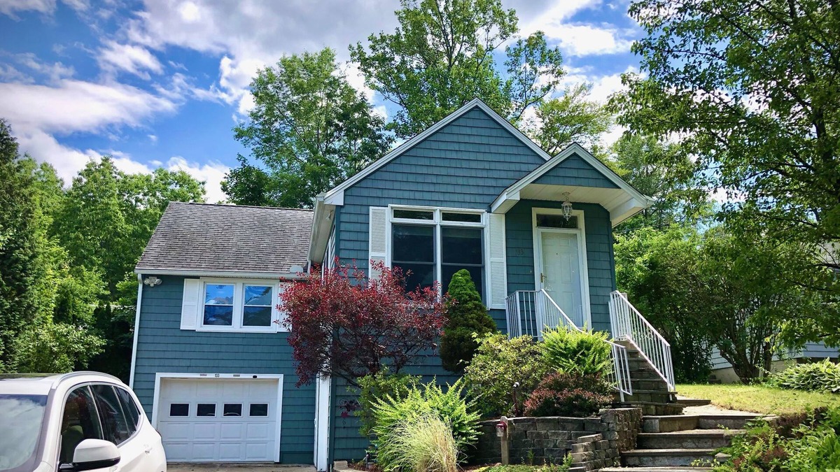 Winchester House | Beautiful Cottage on the Number One Lake in CT