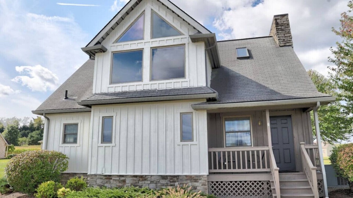Millersburg Cottage | Beautiful Cottage With Seasonal Pool Hot Tub