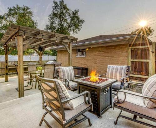 Miller Beach House | Beautiful Cottage with Hot-tub in Gary, Indiana