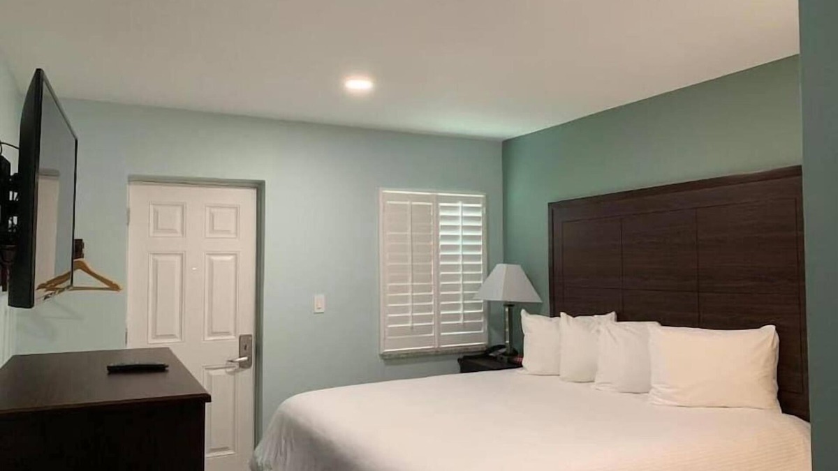 Ocean View Halifax Estates Condo | Beautiful Daytona Beach King Suite!