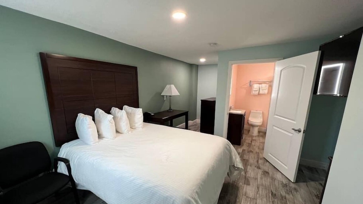 Ocean View Halifax Estates Condo | Beautiful Daytona Beach King Suite!