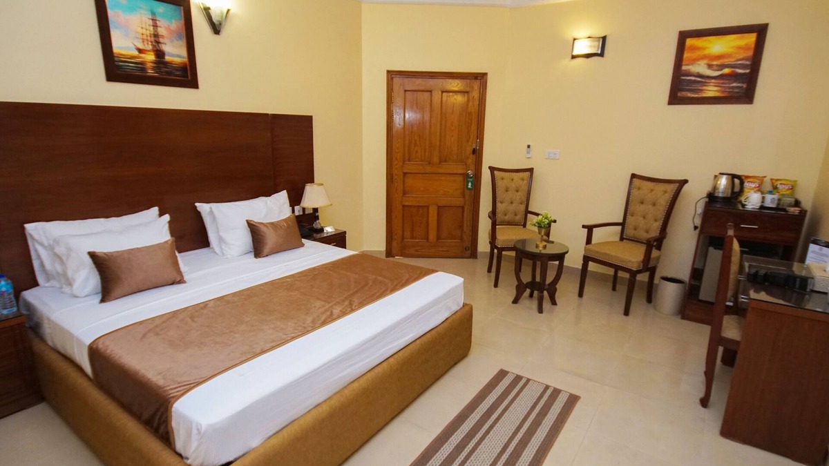 D.H.A. Hotel | Beautiful Deluxe King Room, Fully Furnished.