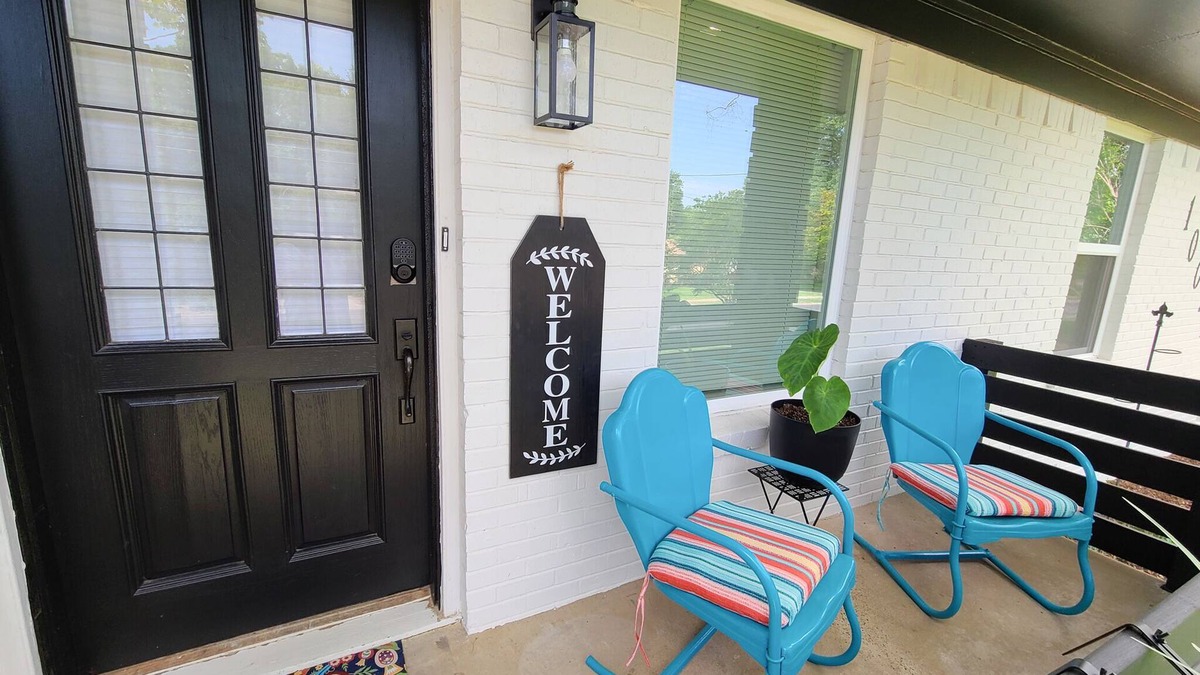 Dallas House | Beautiful designed, King Bed. Fast WiFi mins from Central Dallas. Safe, Tranquil