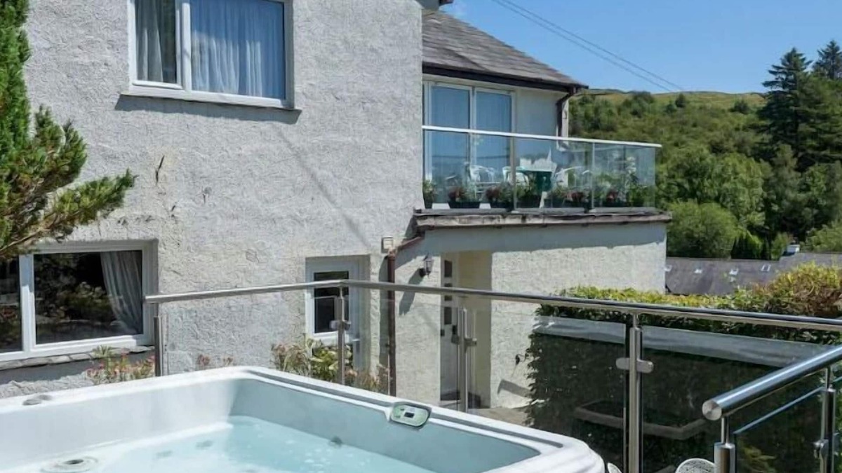High Newton House | Beautiful Detached Property | Hot Tub | Sauna | Pass The Keys