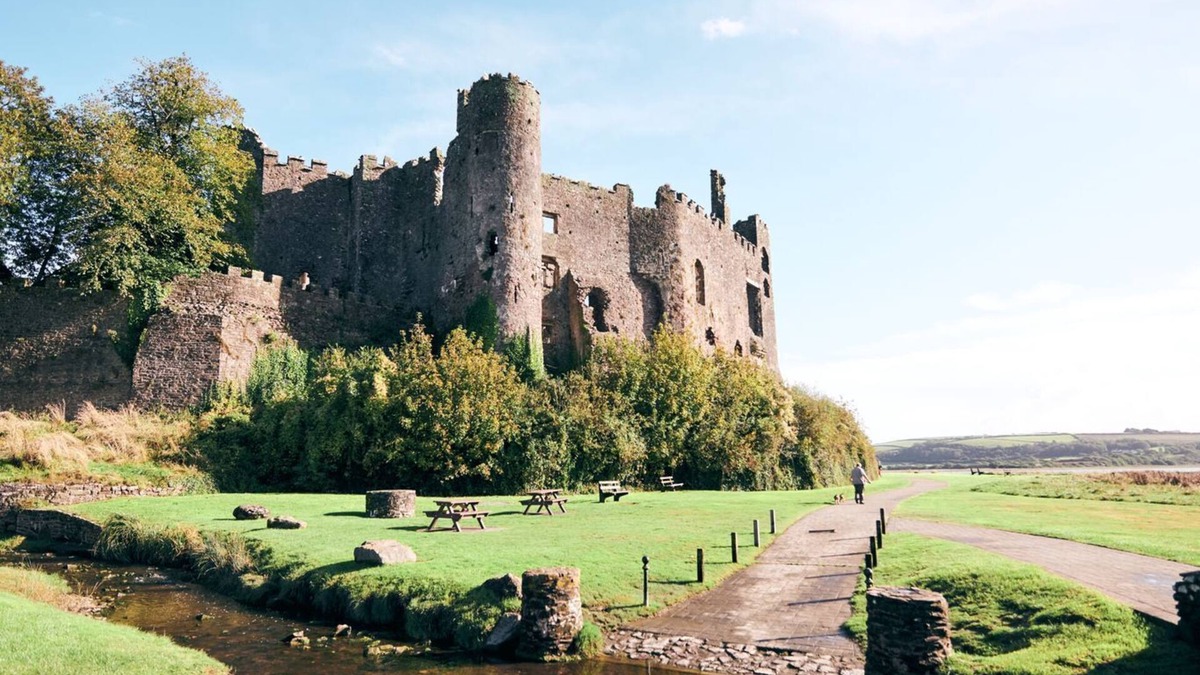 Laugharne Apartment | Beautiful double fronted Welsh cottage with hot tub