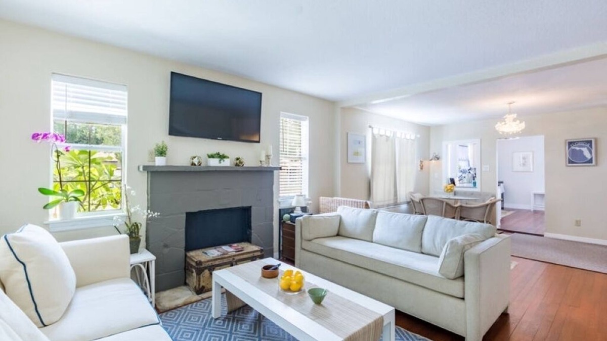 Gillespie Park Cottage | Beautiful Downtown Cottage near Beaches