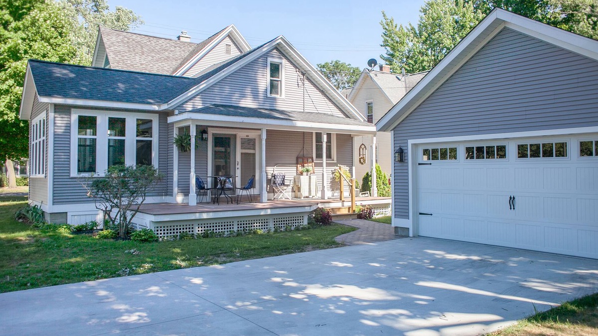 Holland House | Beautiful Downtown Holland Home next to Kollen Park and Lake Macatawa