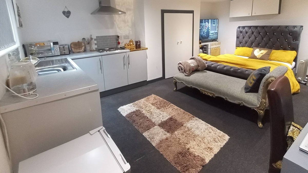Harehills Apartment | Beautiful En-suite Studio in Leeds -Lower Floor