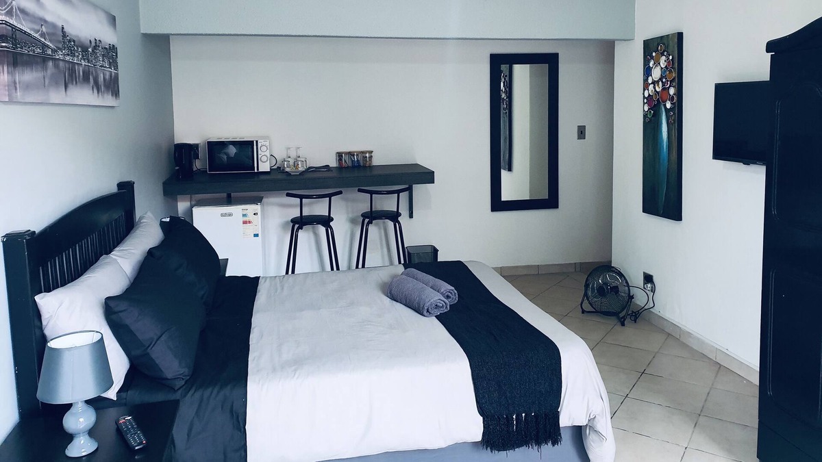 Kempton Park Apartment | Beautiful En Suite Room close to OR Tambo