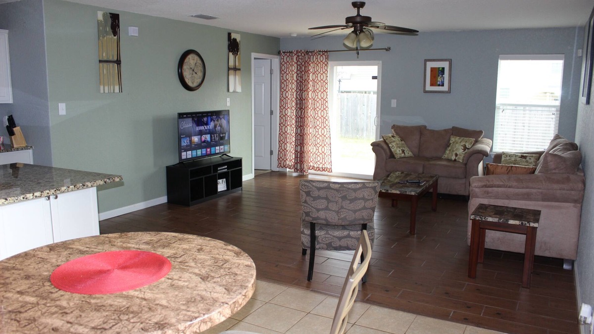 Southside House | Beautiful Entire Home only 1 exit to Lackland AFB.Minutes to Sea World/Six Flags