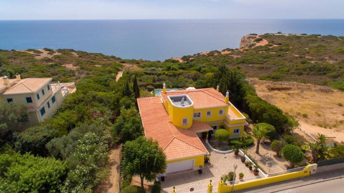 Mato Serrao Villa | Beautiful exclusive villa with heatable pool and jacuzzi directly at the sea.