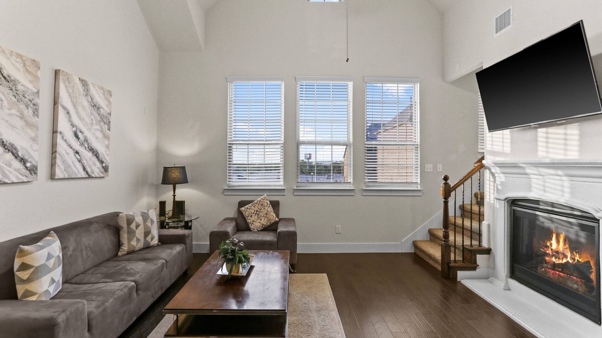 The Colony House | Beautiful Executive Townhome superb location 3br 3.5bth in peaceful Lewisville