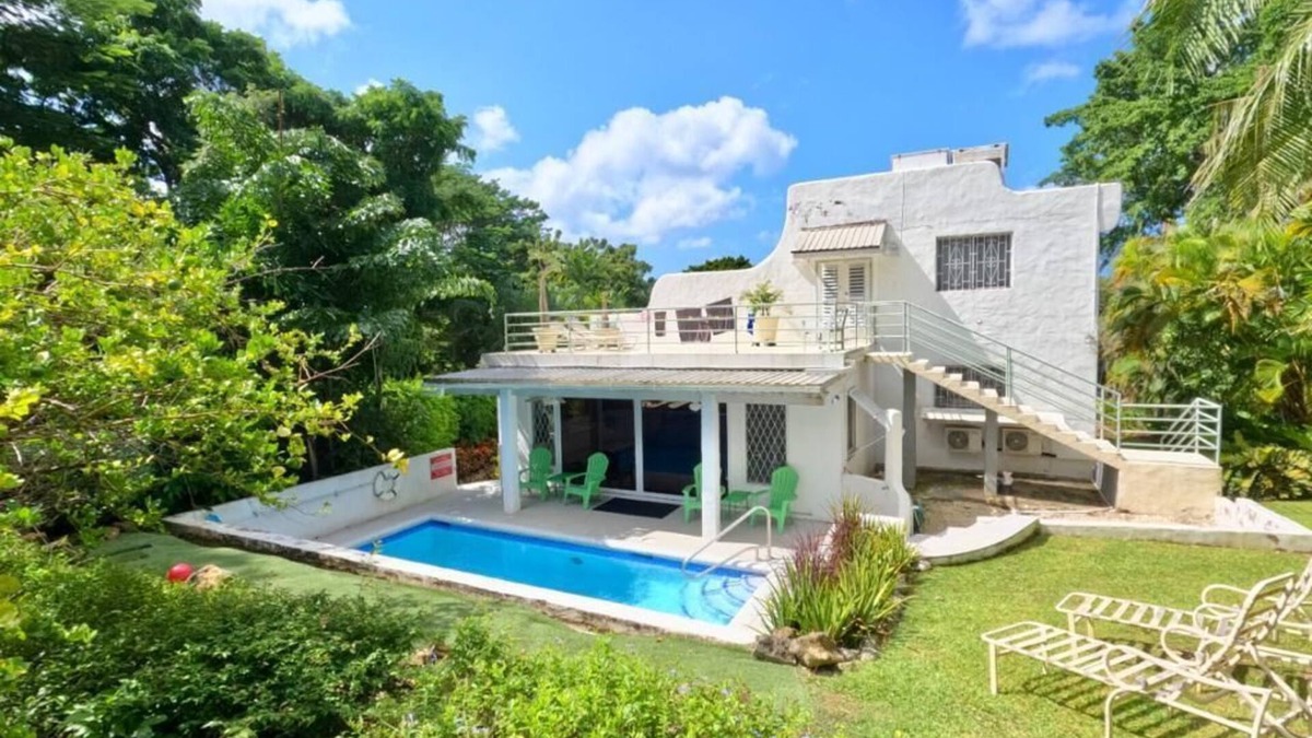 Halcyon Heights House | Beautiful Family Home with Pool, direct access to tennis courts.