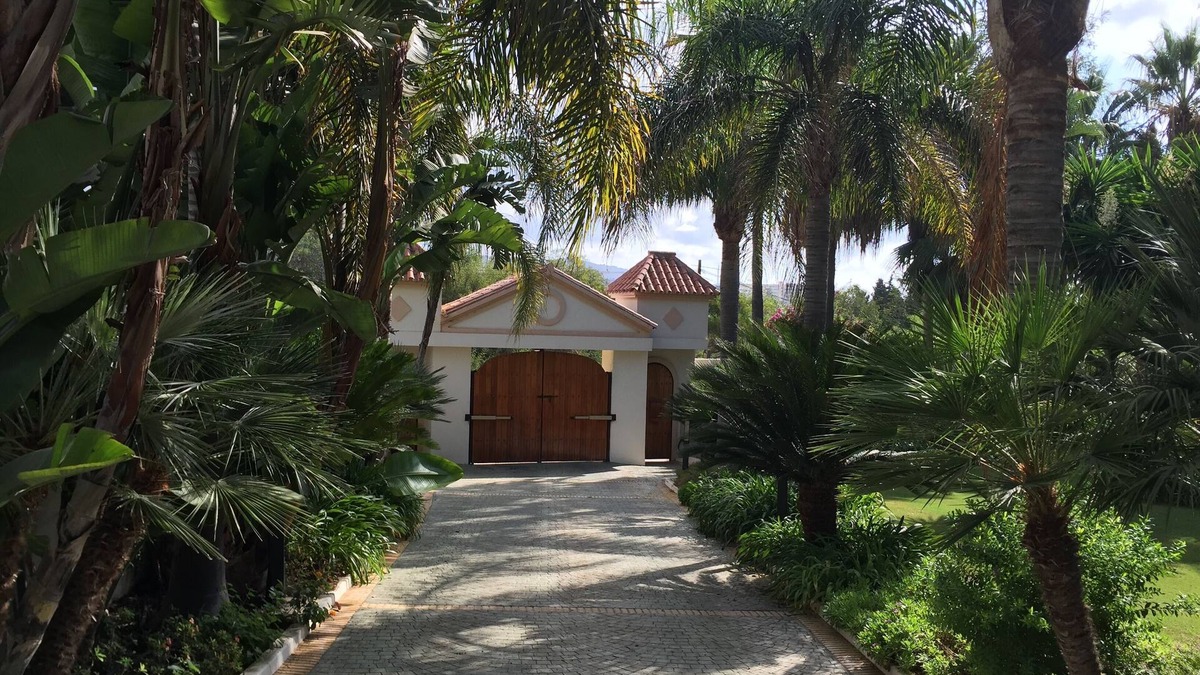 Marbella Villa | Beautiful Family Home walking distance to the beach