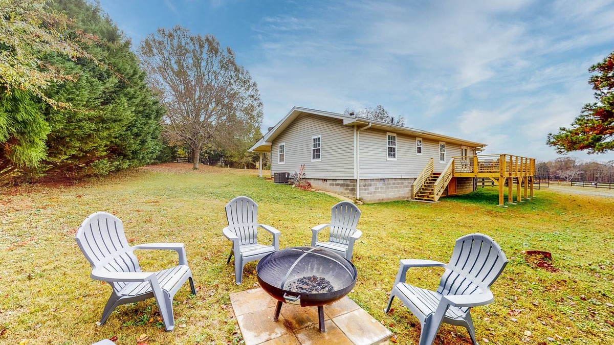 Dacula House | Beautiful Farm House Near Event Venues - Full Kitchen, Firepit & Grill