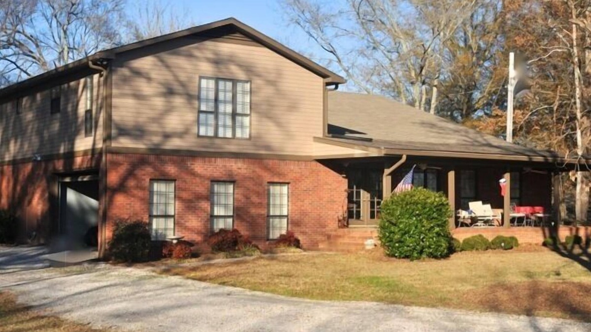 Oxford House | Beautiful Farmhouse- Easy Ride to the Square/Stadium.