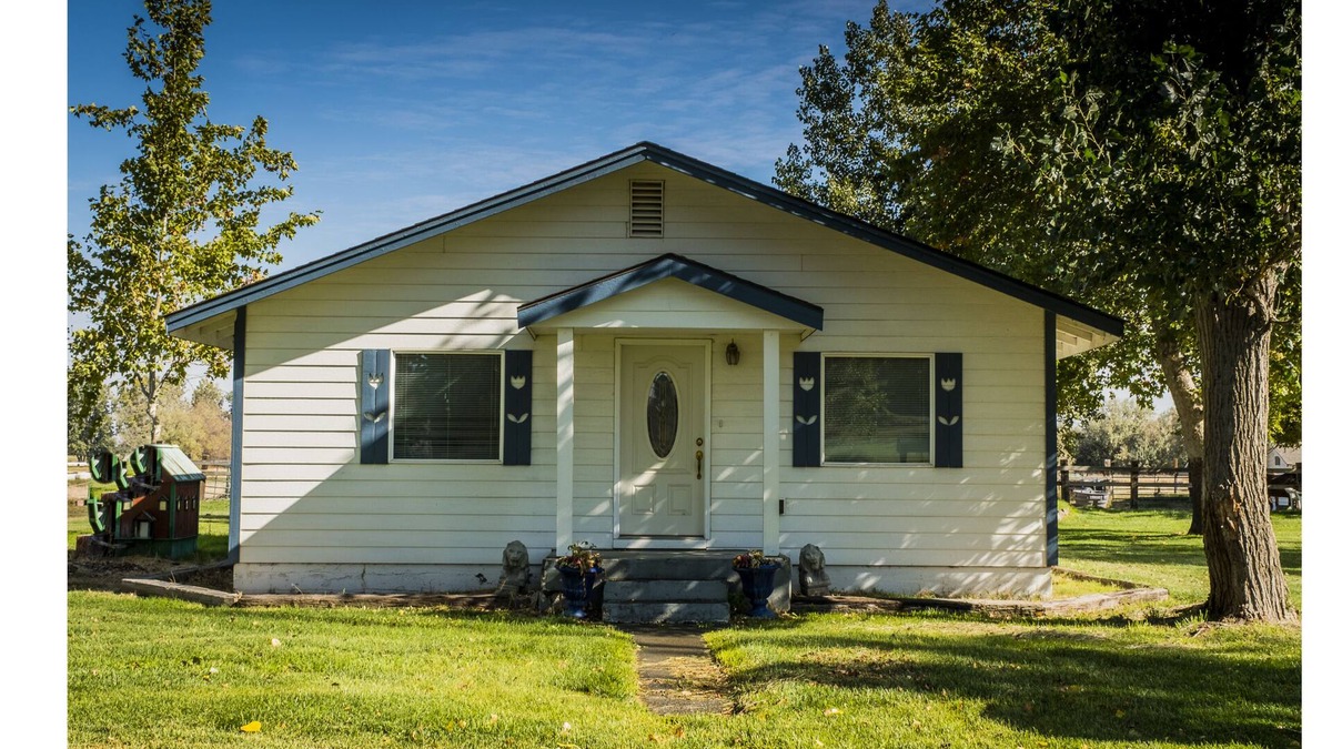 Finley House | Beautiful Farmhouse in Parklike Setting