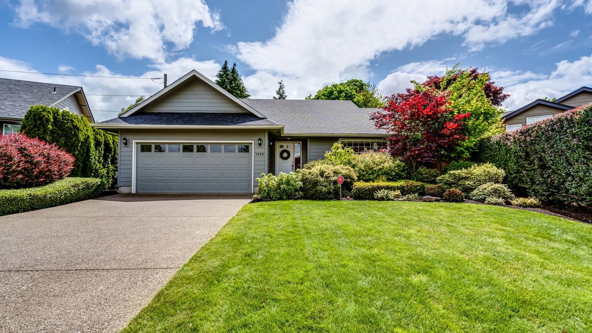Eugene House | Beautiful Ferry Street Bridge Home, minutes from UO, downtown, and bike paths!