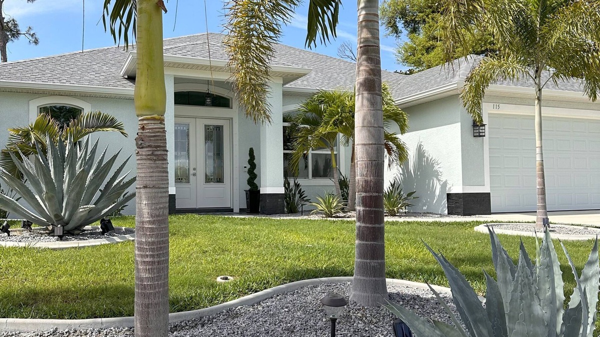 Pinehurst House | Beautiful Floridian Oasis with Heated Pool, Hot Tub and Close to Beaches!