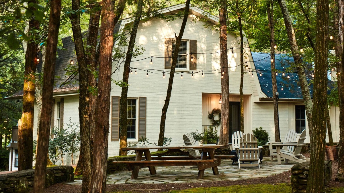 Franklin House | Beautiful Forest Cabin Get-Away in the Heart of Historic Franklin! 3 Bedrooms!