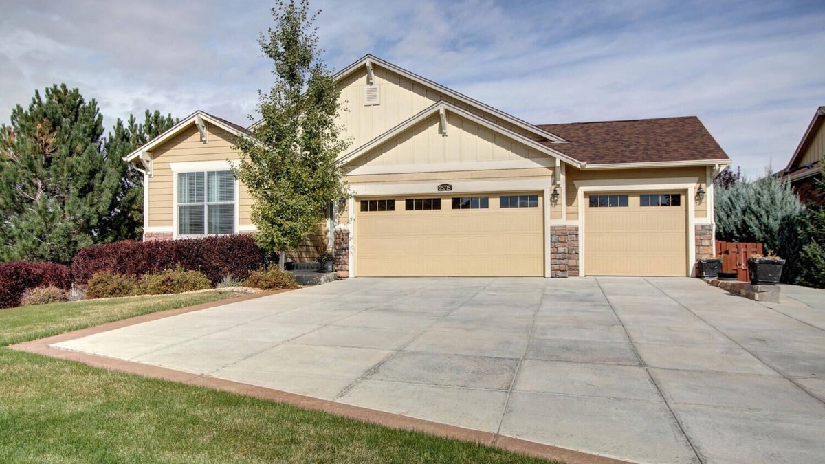 Aurora House | Beautiful Formal Model 14 mins to DIA 10 mins. Gaylord Hotel/Convention Center.