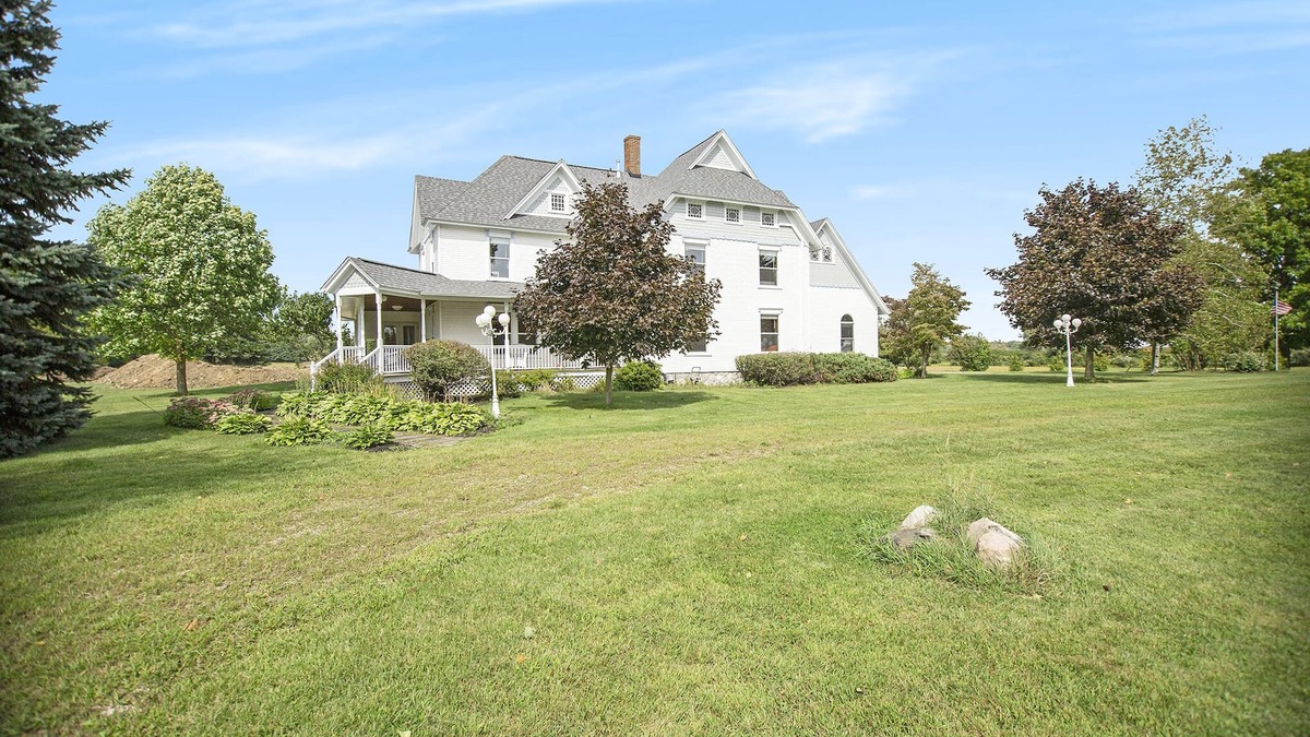 Glenn Haven Shores House | Beautiful Fully-Renovated 8 Bedrooms On 10 Acres/7600sqft Estate