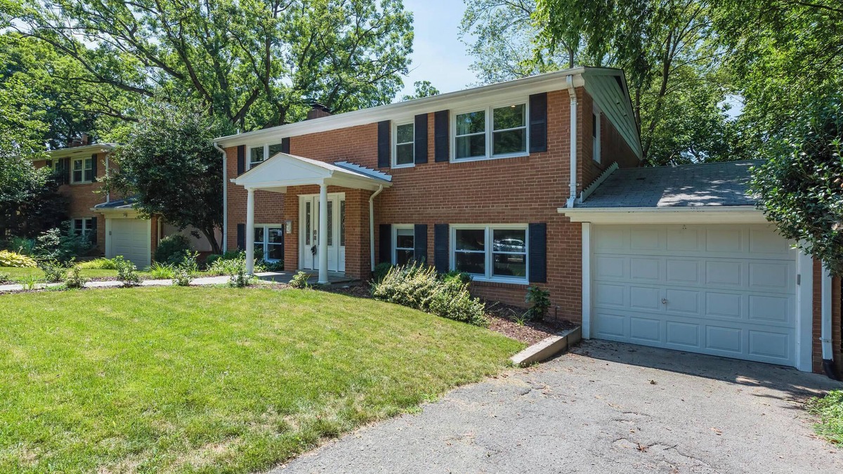 Arlington Ridge House | Beautiful Fully Renovated 3 Bedroom House 5 Mins to DC & DCA - Best Location!
