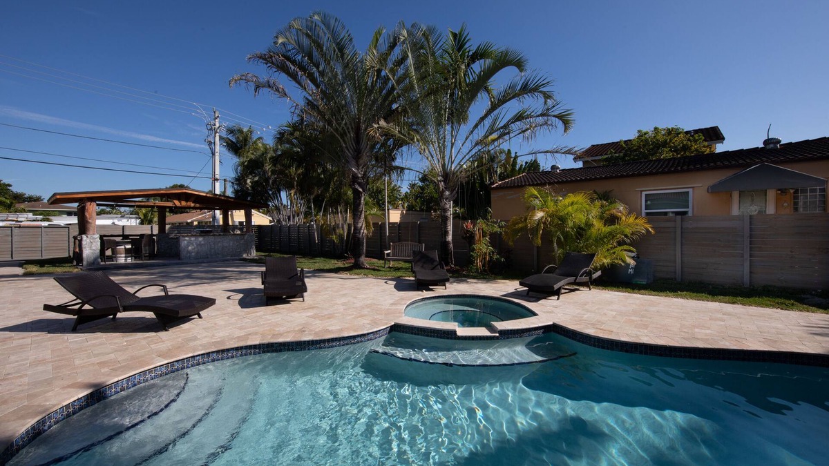 Downtown Hollywood House | BEAUTIFUL FULLY RENOVATED HOUSE ONLY MINUTES FROM THE BEACH!