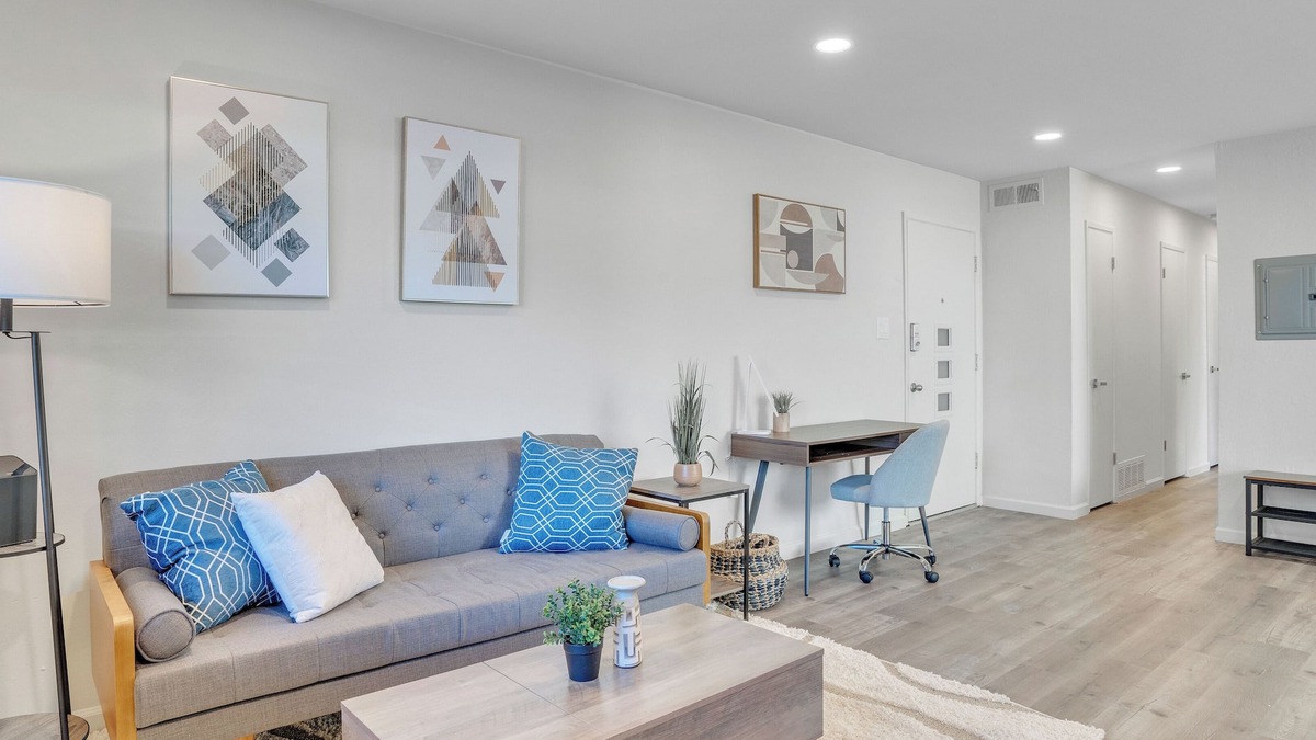 Roosevelt Apartment | Beautiful Furnished 2 Bedroom w Fast Wi-Fi + Parking Space + Central DT Location