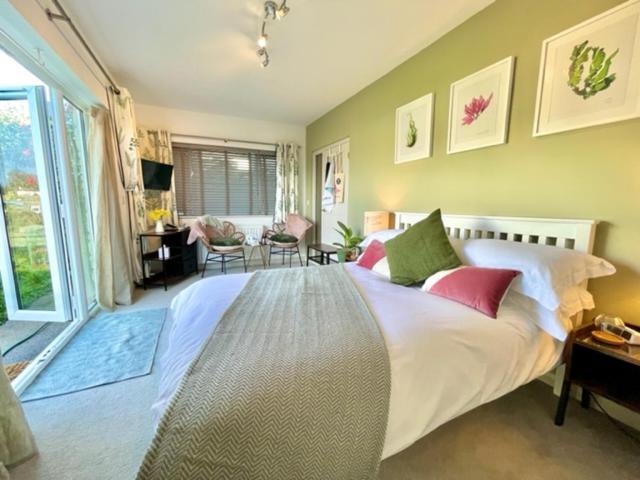 Kingsbridge Apartment | Beautiful Garden Room with Private Entrance