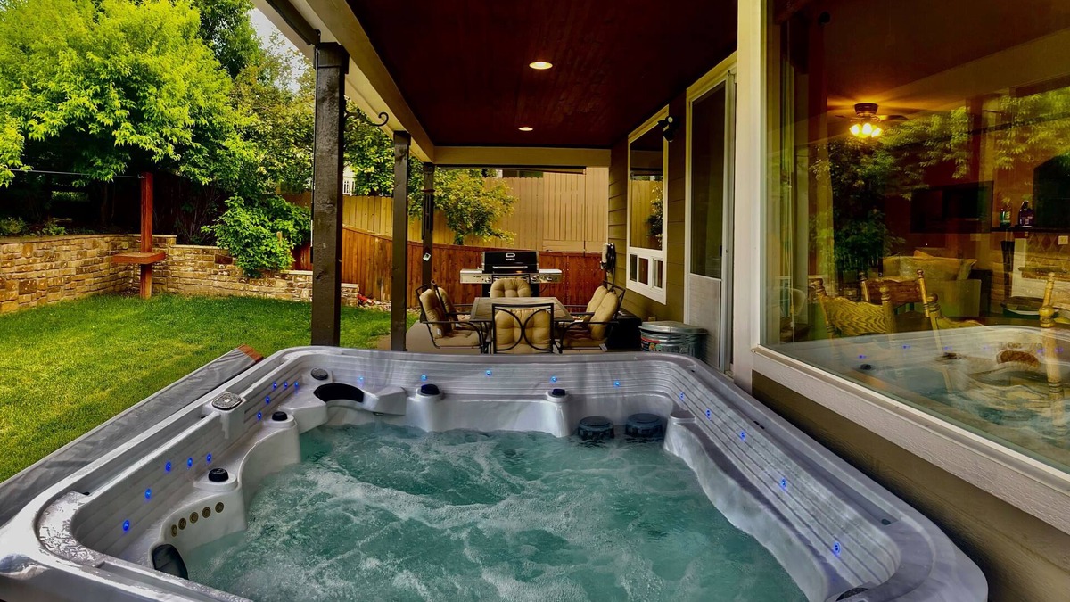 Castle Rock House | Beautiful Getaway Sleeps12 + Hot Tub + King Beds + Movie Room + Playground